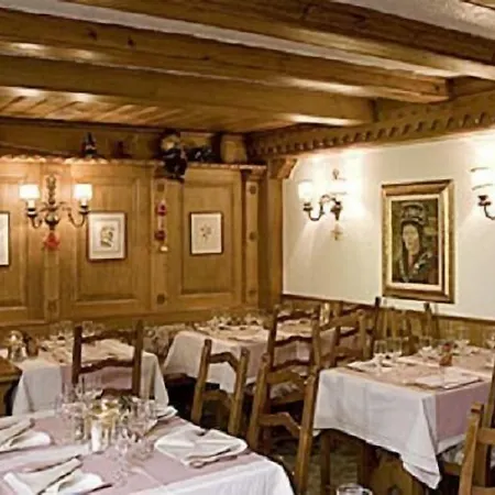 Petit Helvetia Budget Hotel-3